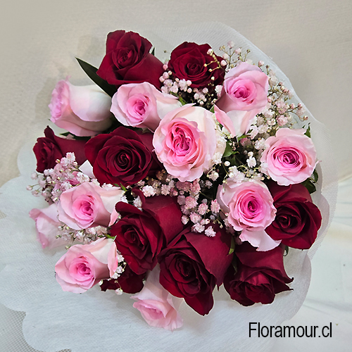 Bello ramo de 18 rosas importadas, atadas y envueltas en papel decorativo